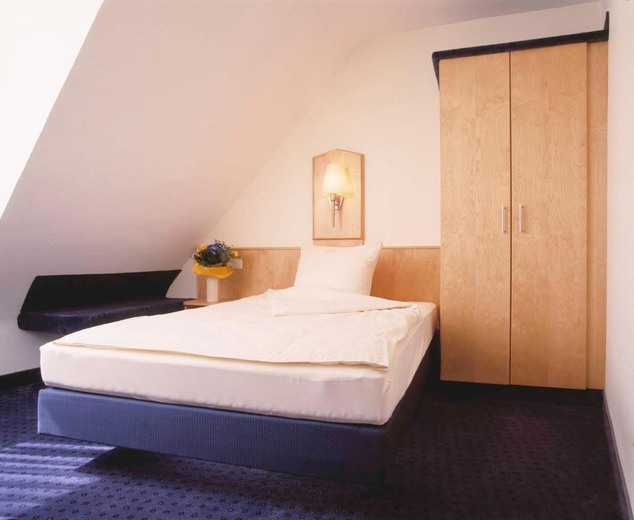 Hotel Sauer Garni Neu-Isenburg Exterior photo